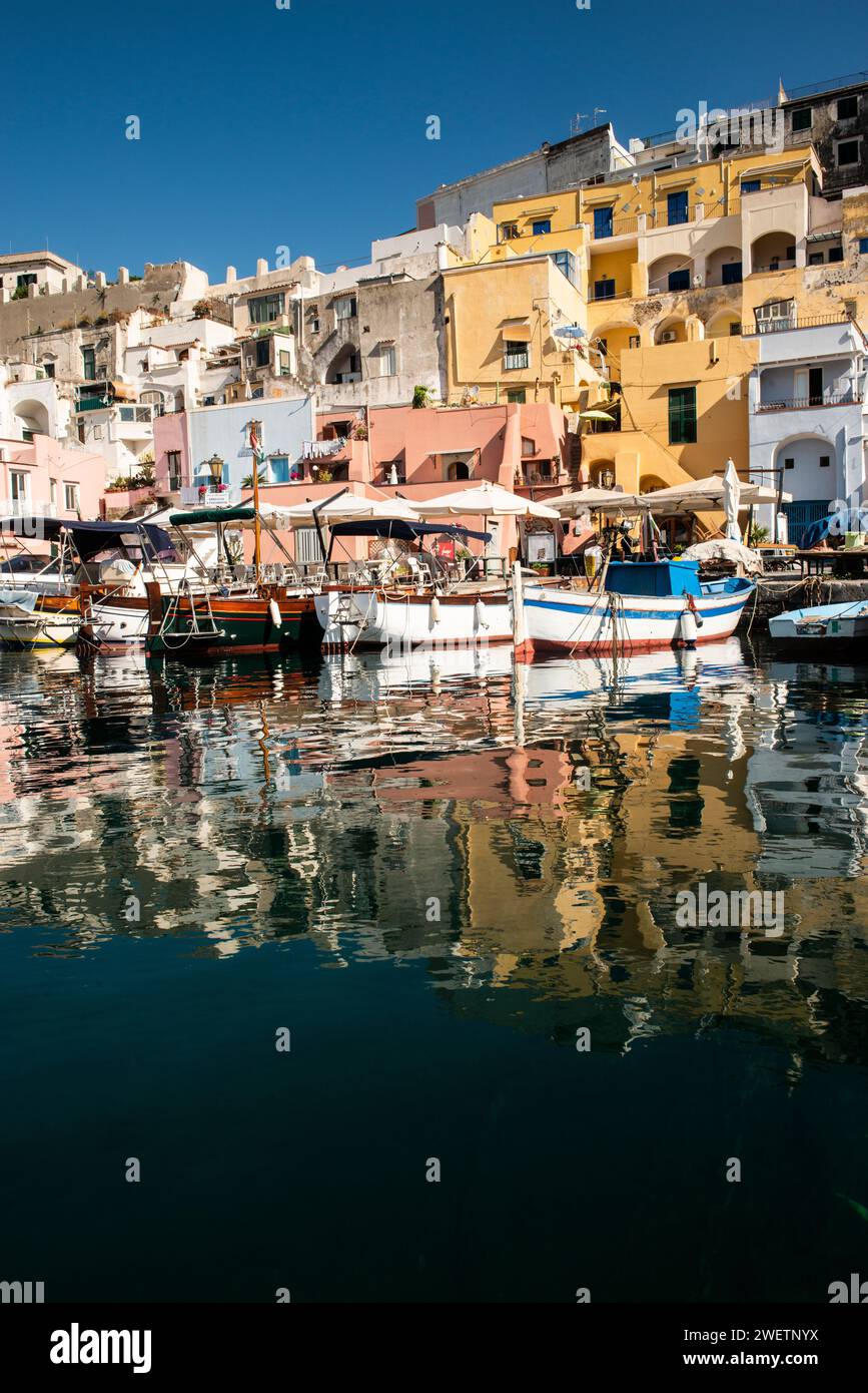 La colorata Marina Corricella sull'isola di Procida, vicino a Napoli, Italia Foto Stock