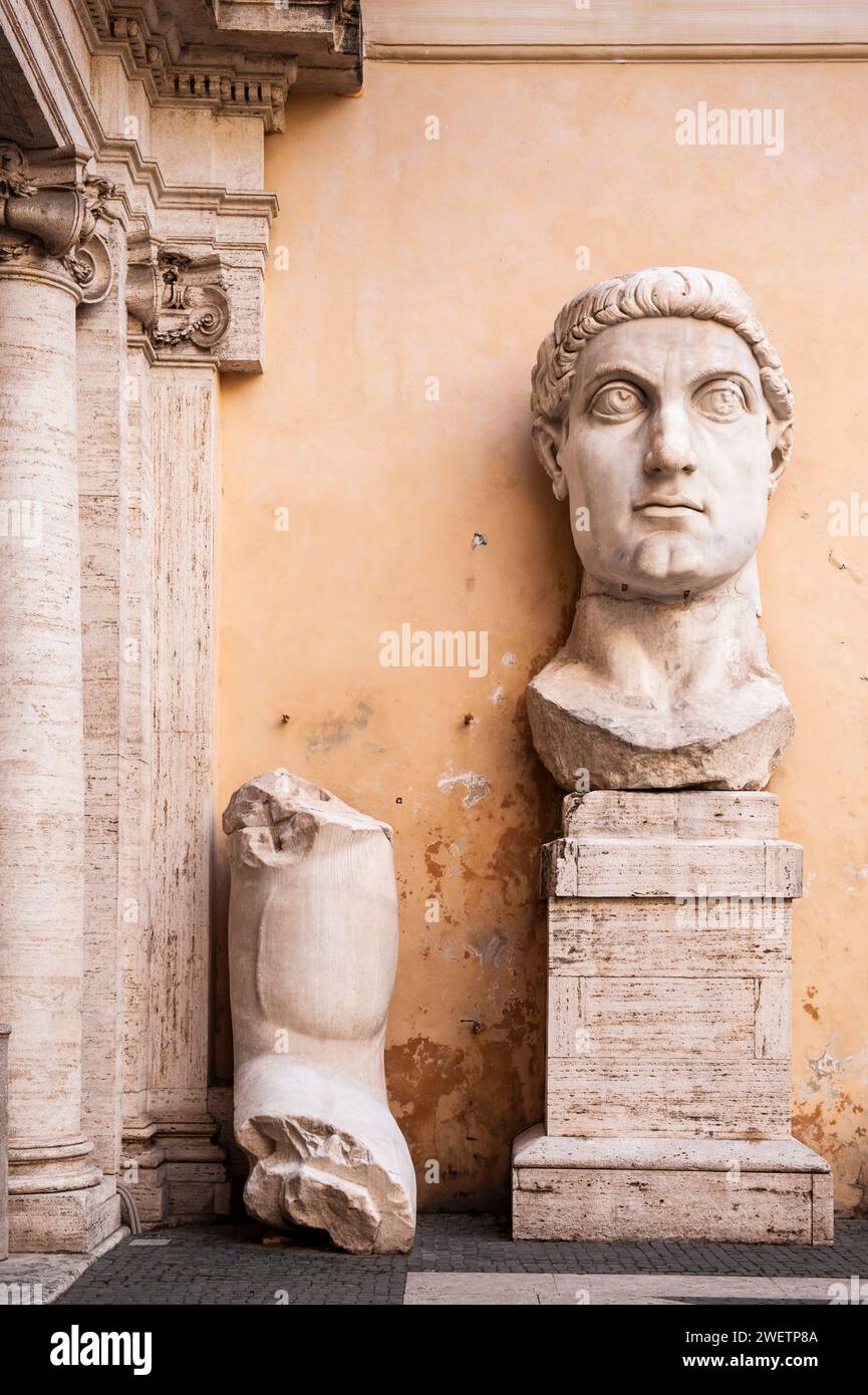 Frammenti della gigantesca statua dell'imperatore Costantino, nel Museo Capitolino, Roma, Italia Foto Stock