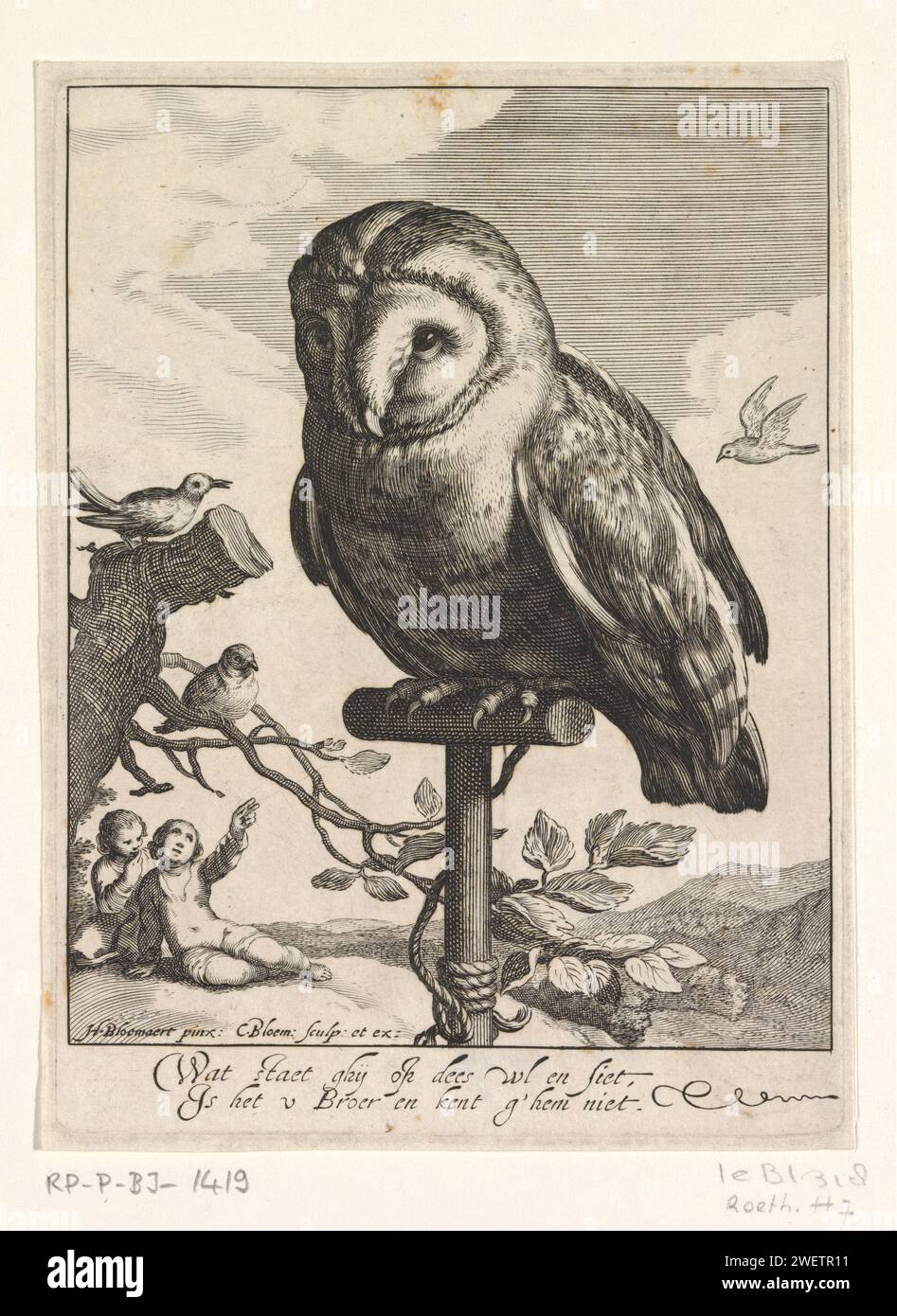 Rustende Owl, Cornelis Bloemaert (II), dopo Hendrick Bloemaert, c. 1625 stampa un gufo poggia su un bastone. Due bambini puntano all'animale. Con didascalia olandese bidirezionale. gufi per incisione in carta Foto Stock
