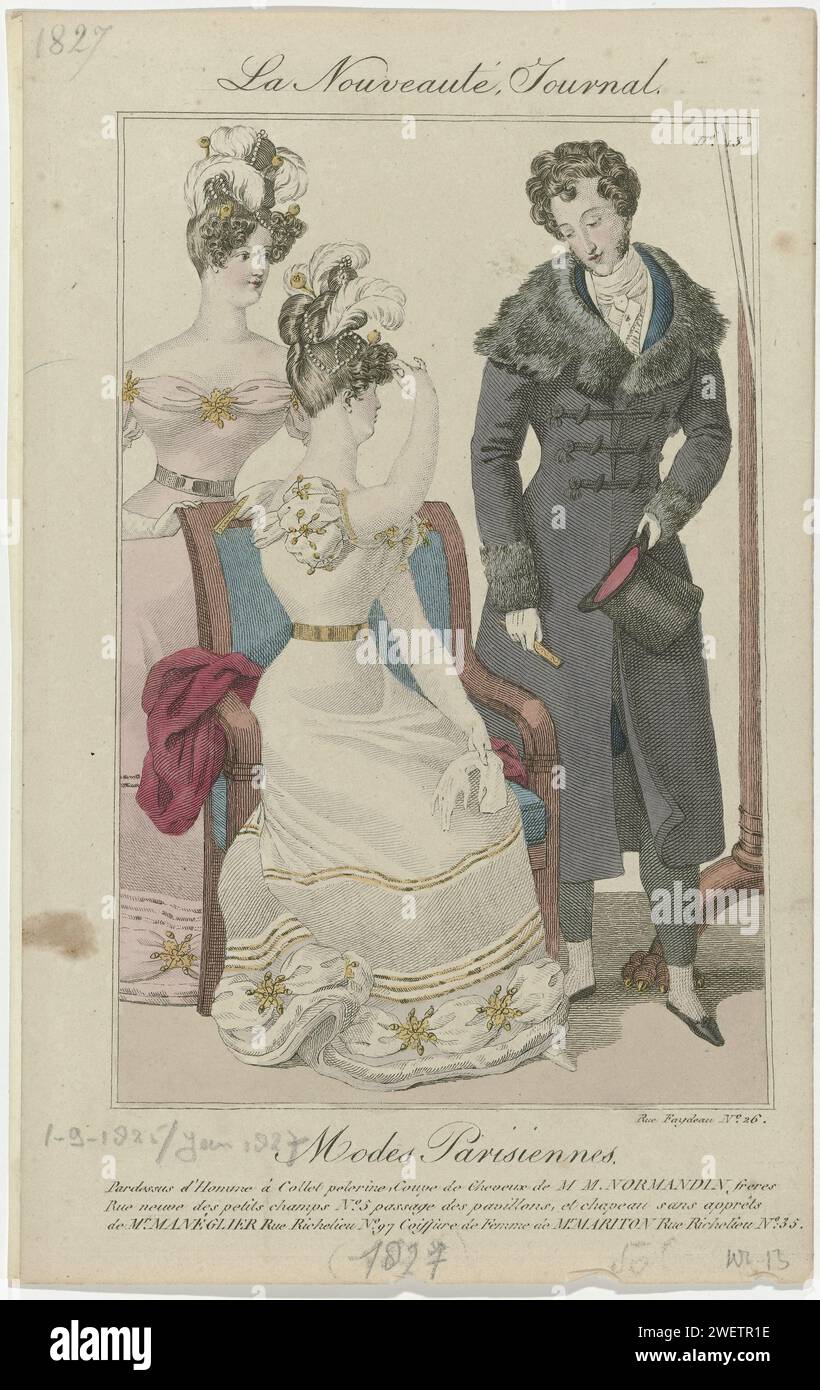Il giornale, Parisian Modes, 1827, no 13: Cappotto di Homm (...), 1827 Un uomo e due donne che indossano lo stesso vestito, in un interno. Indossa un "pardessus" con colletto in pelliccia o "Collet Pelerine". Acconciatura di MM Normandin Freres. High Hat "Sans Apprares" del signor Manéglier. Acconciatura femminile o "Coiffure" di Mr Mariton. Stampa dalla rivista di moda la Nouveauté Journal (1-9-1825 a gennaio 1827). abito da incisione in carta, abito: abito da sera (+ abiti da donna). piatti alla moda. cappotto: cappotto (+ abiti da uomo). colletto: colletto (+ abiti da uomo). colletto: colletto (+ pelliccia usata per i vestiti). Foto Stock