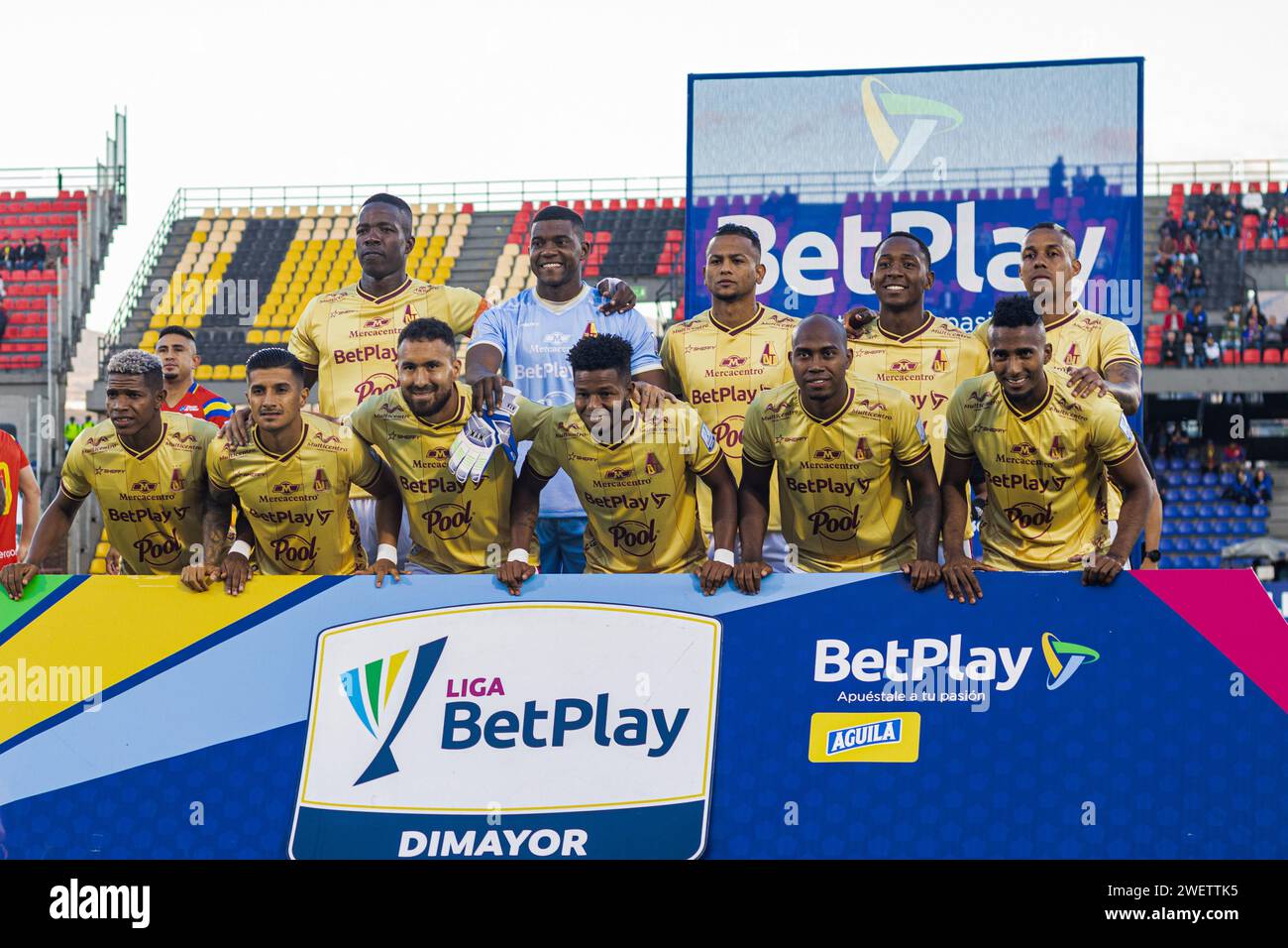 Pasto, Colombia. 26 gennaio 2024. I giocatori di Deportes Tolima posano per la foto ufficiale durante la partita Deportivo pasto (1) vs Deportes Tolima (4) al 'la Libertad Stadium' di pasto, Colombia, 26 gennaio 2024. Foto di: Sebastian Maya/Long Visual Press Credit: Long Visual Press/Alamy Live News Foto Stock