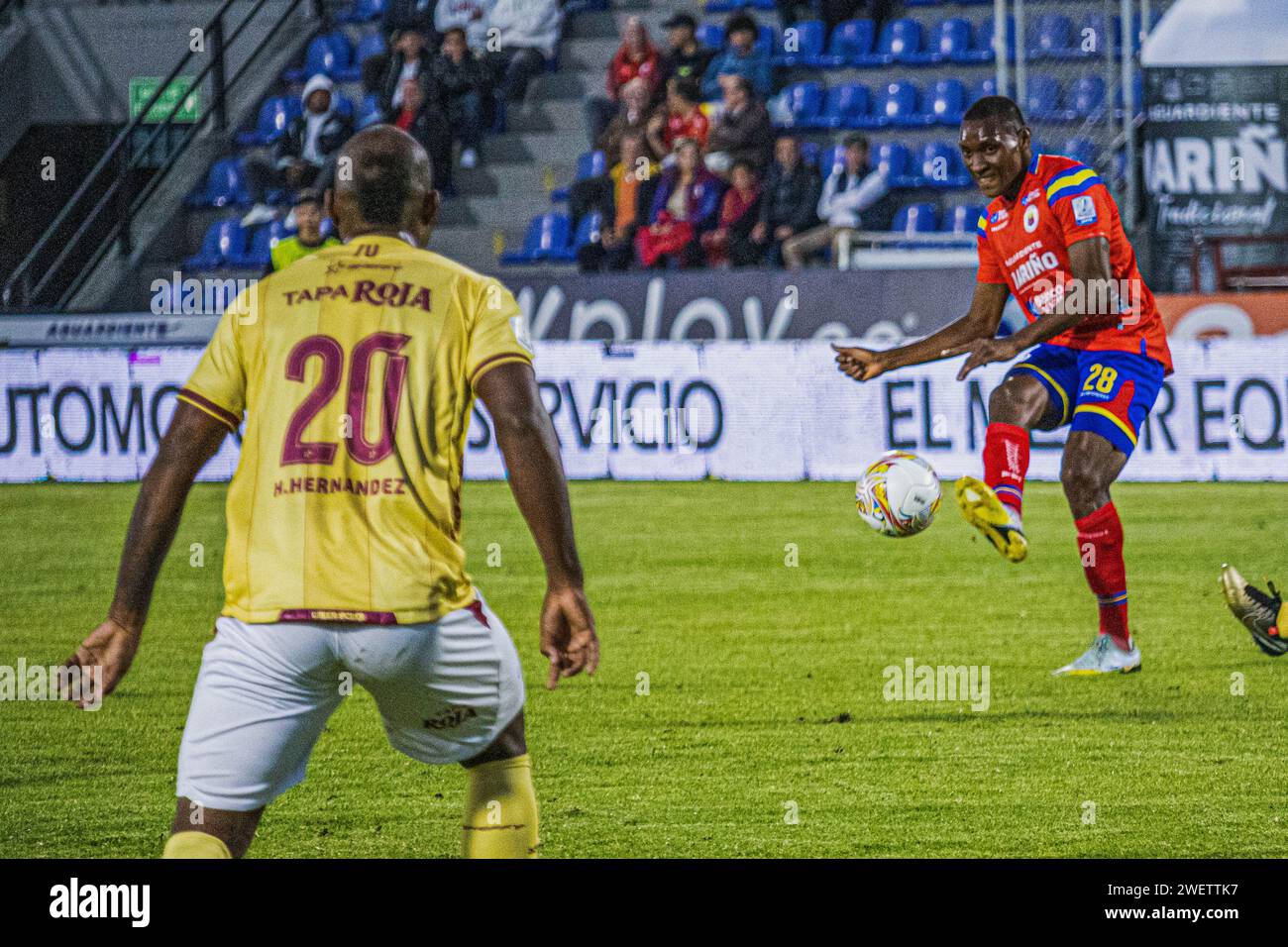 Pasto, Colombia. 26 gennaio 2024. Deportes Tolima Junion Hernandez (L) e Victor Danilo Mejia (R) del Deportivo pasto durante la partita Deportivo pasto (1) vs Deportes Tolima (4) al 'la Libertad Stadium' di pasto, Colombia, 26 gennaio 2024. Foto di: Sebastian Maya/Long Visual Press Credit: Long Visual Press/Alamy Live News Foto Stock