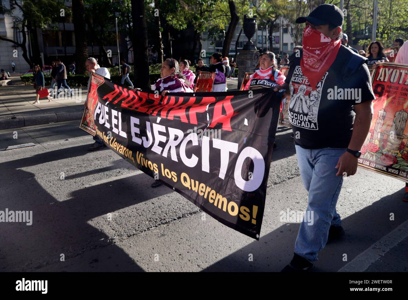 Città del Messico, Messico. 26 gennaio 2024. Le madri e i padri dei 43 studenti della scuola normale di Ayotzinapa partecipano alla CXII Global Action for Ayotzinapa and Mexico in una marcia e un raduno a città del Messico. Il 26 gennaio 2024 a città del Messico, Messico (immagine di credito: © Luis Barron/eyepix via ZUMA Press Wire) SOLO PER USO EDITORIALE! Non per USO commerciale! Foto Stock