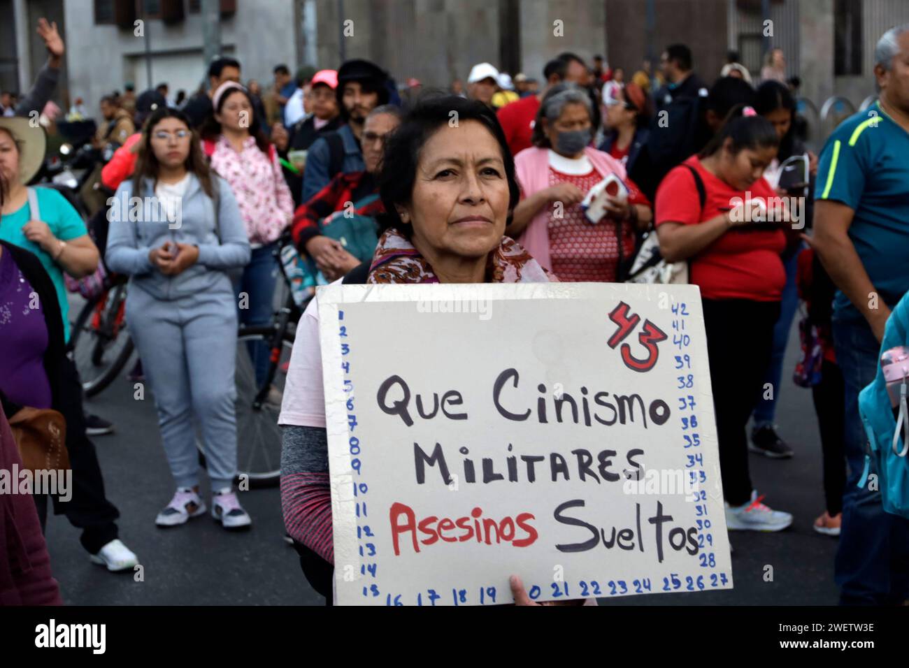 Città del Messico, Messico. 26 gennaio 2024. Le madri e i padri dei 43 studenti della scuola normale di Ayotzinapa partecipano alla CXII Global Action for Ayotzinapa and Mexico in una marcia e un raduno a città del Messico. Il 26 gennaio 2024 a città del Messico, Messico (immagine di credito: © Luis Barron/eyepix via ZUMA Press Wire) SOLO PER USO EDITORIALE! Non per USO commerciale! Foto Stock