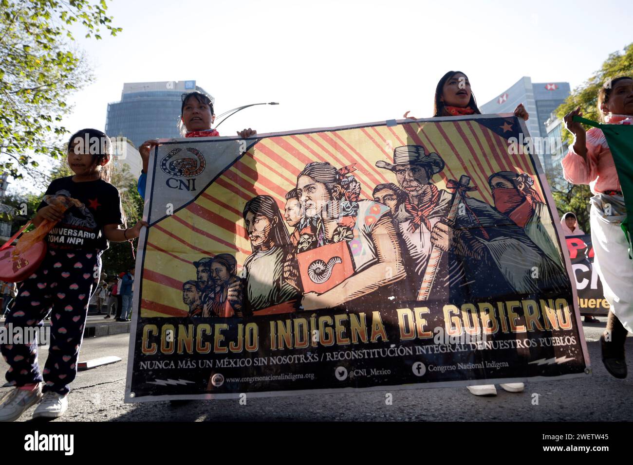 Città del Messico, Messico. 26 gennaio 2024. 26 gennaio 2024, città del Messico, Messico: Le madri e i padri dei 43 studenti della scuola normale di Ayotzinapa partecipano alla CXII Global Action for Ayotzinapa and Mexico in una marcia e un raduno a città del Messico. Il 26 gennaio 2024 a città del Messico, Messico (foto di Luis Barron/Eyepix Group/Sipa USA). Credito: SIPA USA/Alamy Live News Foto Stock