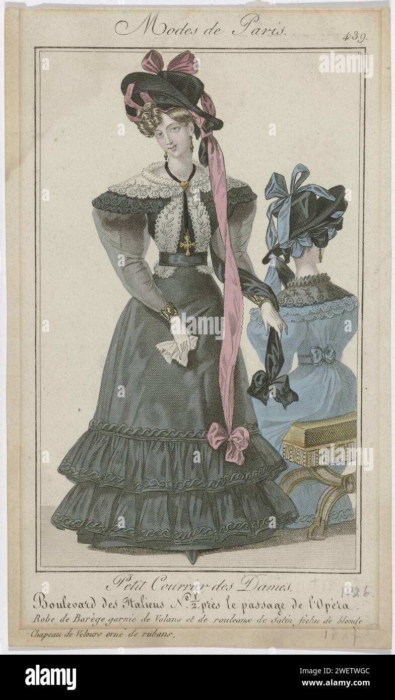 Piccola posta delle signore, 1826, no 439: Abito da bar decorato con Voans (...), 1826 donna vestita con un abito BARège, rifinito con strisce di tessuto rugoso e una rouleaux di raso. Maniche lunghe trasparenti su maniche corte con piumino. Fichu van Blonde (bobina), pugnalato sotto la cintura. Cappello di velluto, decorato con lunghi nastri. Altri accessori: orecchini, collana con ciondolo a forma di croce, braccialetti intorno a entrambi i polsi, guanti, fazzoletto. A destra una donna seduta, vista sul retro, vestita con lo stesso vestito. Stampa dalla rivista di moda Petit Courrier des Dames (1821-1868) Foto Stock