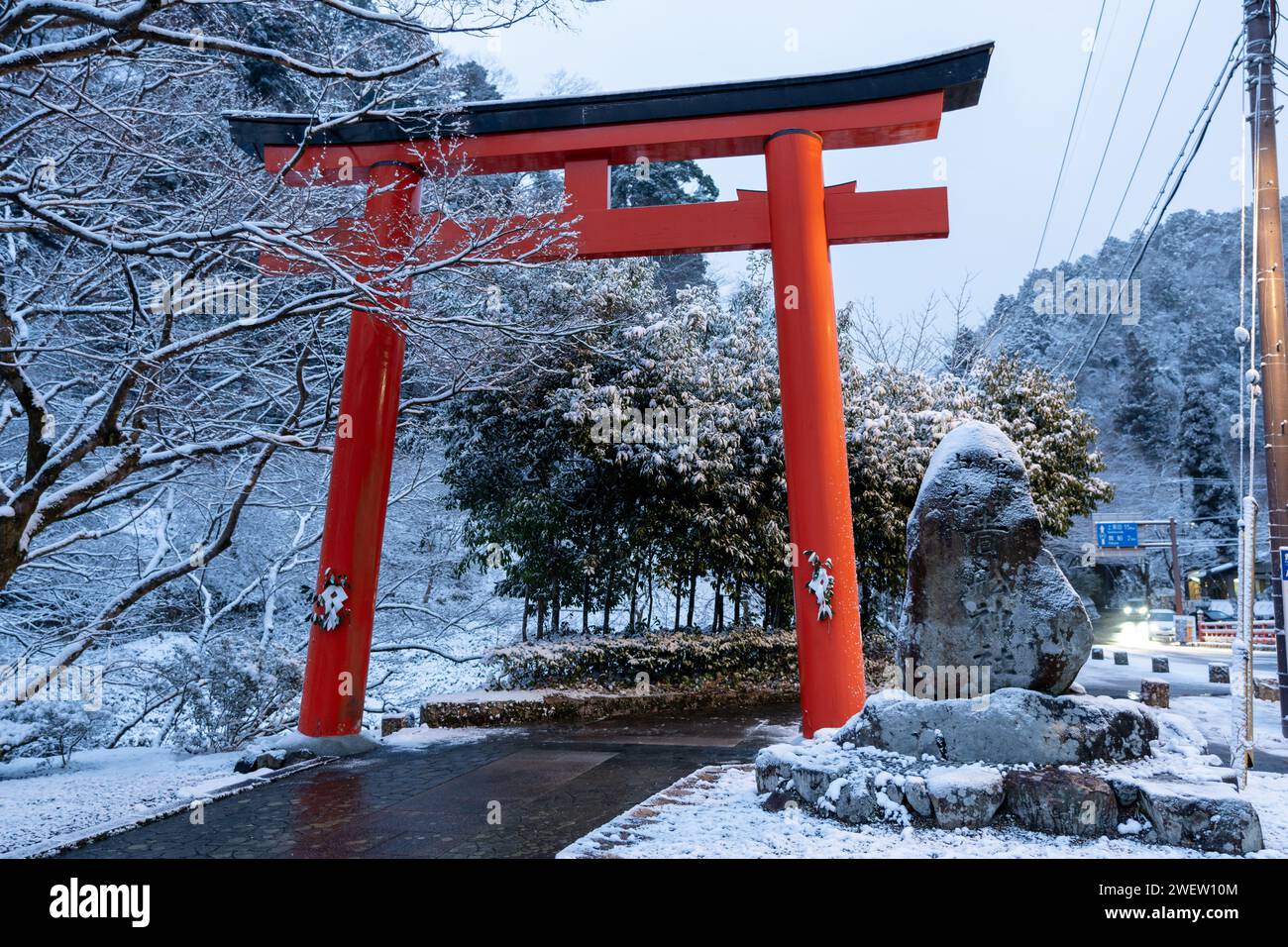 Il santuario di Kifune porta Torii in una giornata invernale innevata. Kyoto, Giappone Foto Stock