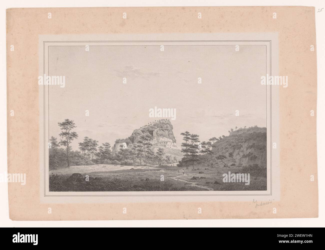 Paesaggio indonesiano, Anonimo, 1830 - 1880 stampa paesaggio con due formazioni rocciose. Due persone camminano su un sentiero, mentre altre due figure sono rimaste nell'erba. carta. Paesaggi nelle regioni tropicali e subtropicali dell'Indonesia Foto Stock