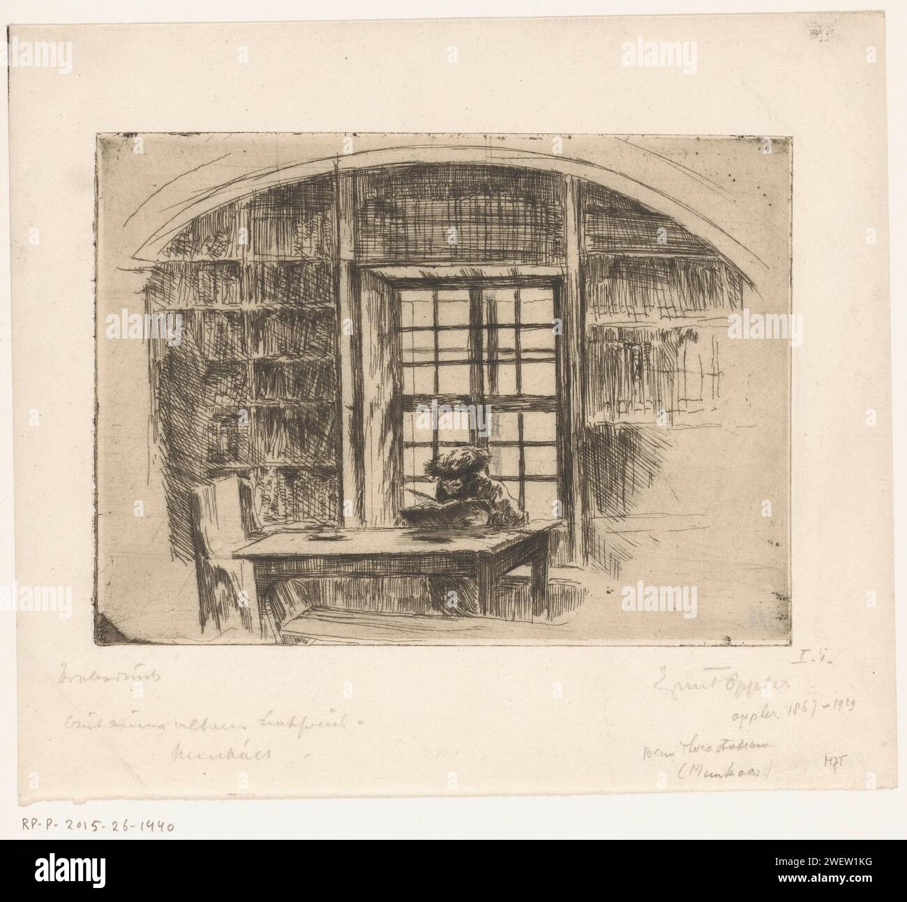 TORASTUDIE to MOOKSCHEVE, Ernst Oppler, c. 1915 stampa Un ebreo con un cappello di pelliccia sta leggendo a un tavolo in uno studio. studio di incisione su carta; "studiolo"; libreria. Religione e cultura ebraica Mukachevo Foto Stock