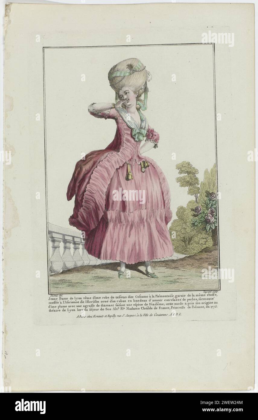 Gallerie des modes et costumes francais, 1778, n 77: Giovane donna di Lione (...), c. 1778 giovane di Lione in un "costume à la piémontoise": Abito in taf, decorato con strisce rughe dello stesso tessuto. L'acconciatura à la Syrienne è un "herisson" con nastro e collana di perle, coronata da una piuma con spilla diamantata. Fichu intorno al collo, nelle chatelaines in vita, uno con orologio da tasca. Altri accessori: Braccialetto, fiocco alla fenditura, scarpe con fibbie e tacchi. Secondo la didascalia, questa moda ebbe origine nel 1775 nel Teatro di Lione durante il soggiorno di Madame Clotilde o Foto Stock