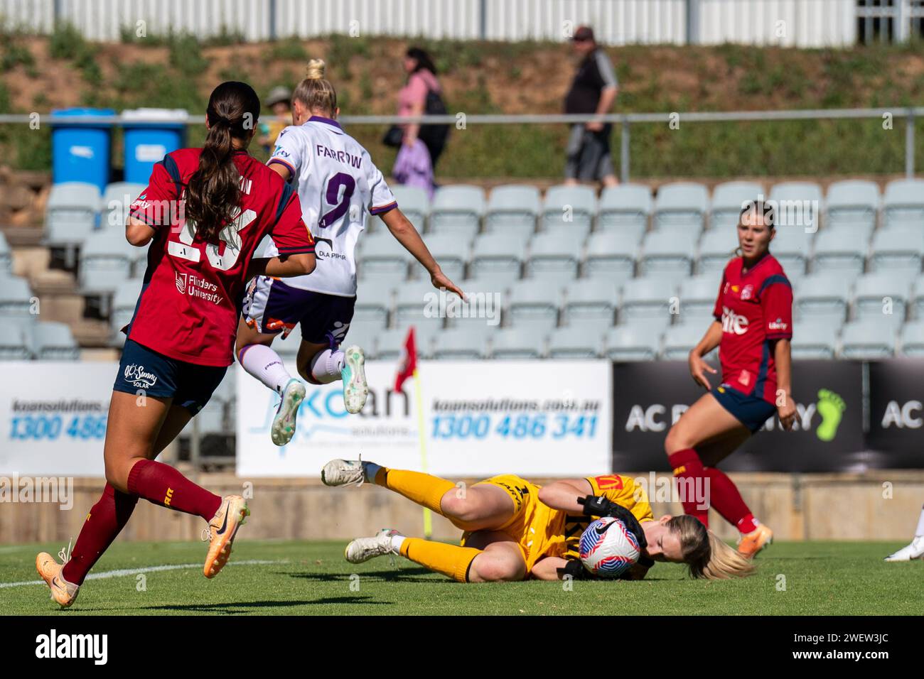 Adelaide, Australia. 27 gennaio 2024. Adelaide, Australia, 27 gennaio 2024: Annalee Grove (1 Adelaide United) salva le immersioni per negare Millie Farrow (9 Perth Glory) durante la partita della Liberty A-League tra Adelaide United e Perth Glory al Marden Sports Complex di Adelaide, Australia (Noe Llamas/SPP) credito: SPP Sport Press Photo. /Alamy Live News Foto Stock