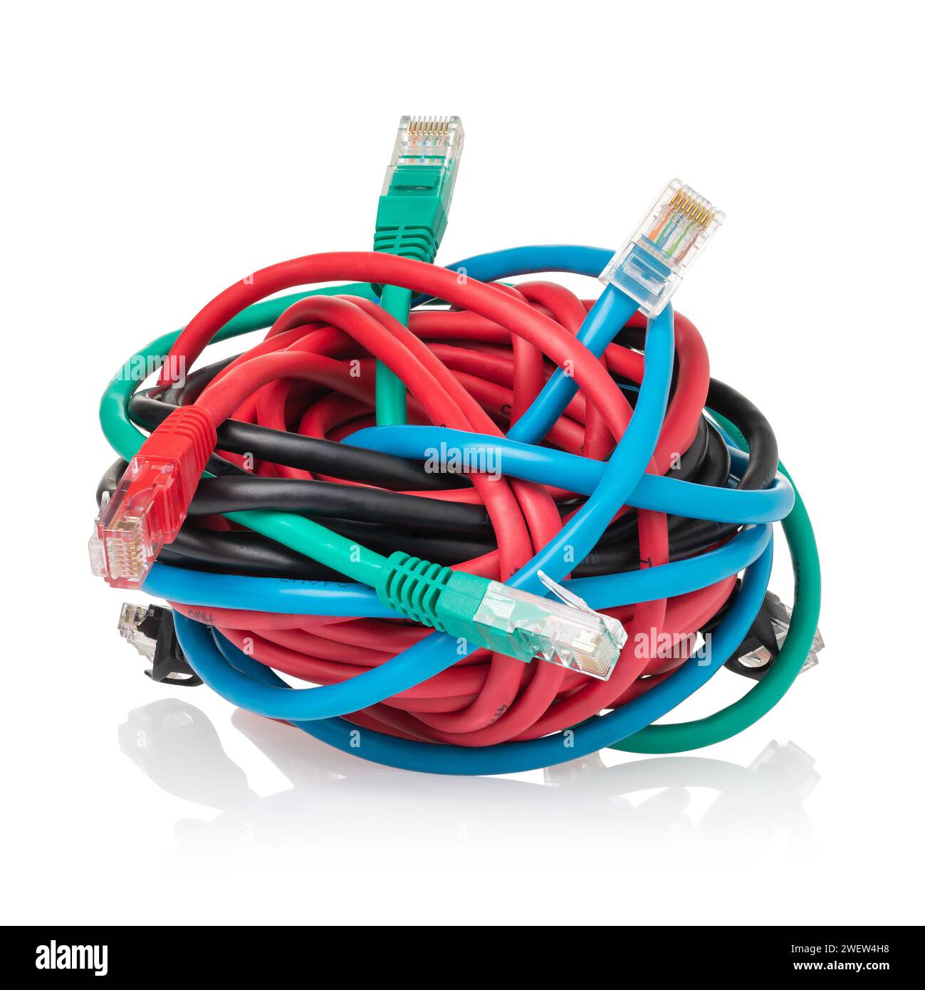 Pile di cavi patch per computer multicolore aggrovigliati insieme isolati su uno sfondo bianco Foto Stock