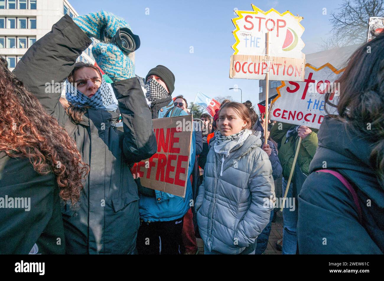 L'Aia, Paesi Bassi. 26 gennaio 2024. La giovane attivista per il clima, Greta Thunberg, di estrema sinistra, partecipa alla protesta pro-palestinese circondata da cartelli, durante la prima sentenza della Corte internazionale di giustizia (ICJ) odierna sulla guerra di Gaza di Israele. La Corte penale internazionale dell'Aia ha ordinato a Israele venerdì di astenersi da qualsiasi atto di genocidio contro i palestinesi a Gaza durante il conflitto con Hamas e di conservare le prove relative alle accuse di genocidio. (Foto di Charles M. Vella/SOPA Images/Sipa USA) credito: SIPA USA/Alamy Live News Foto Stock