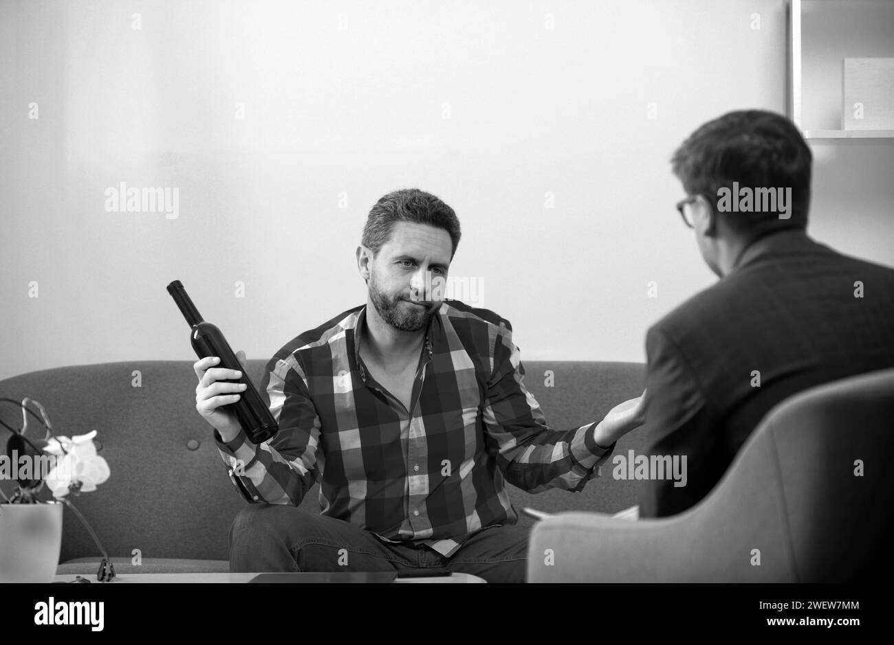 Risolvere il problema, dipendenza da alcol, abuso di alcol da parte dell'uomo. Psicologia, concetto di terapia mentale. Paziente ubriaco e psicologo alla sessione di psicoterapia Foto Stock