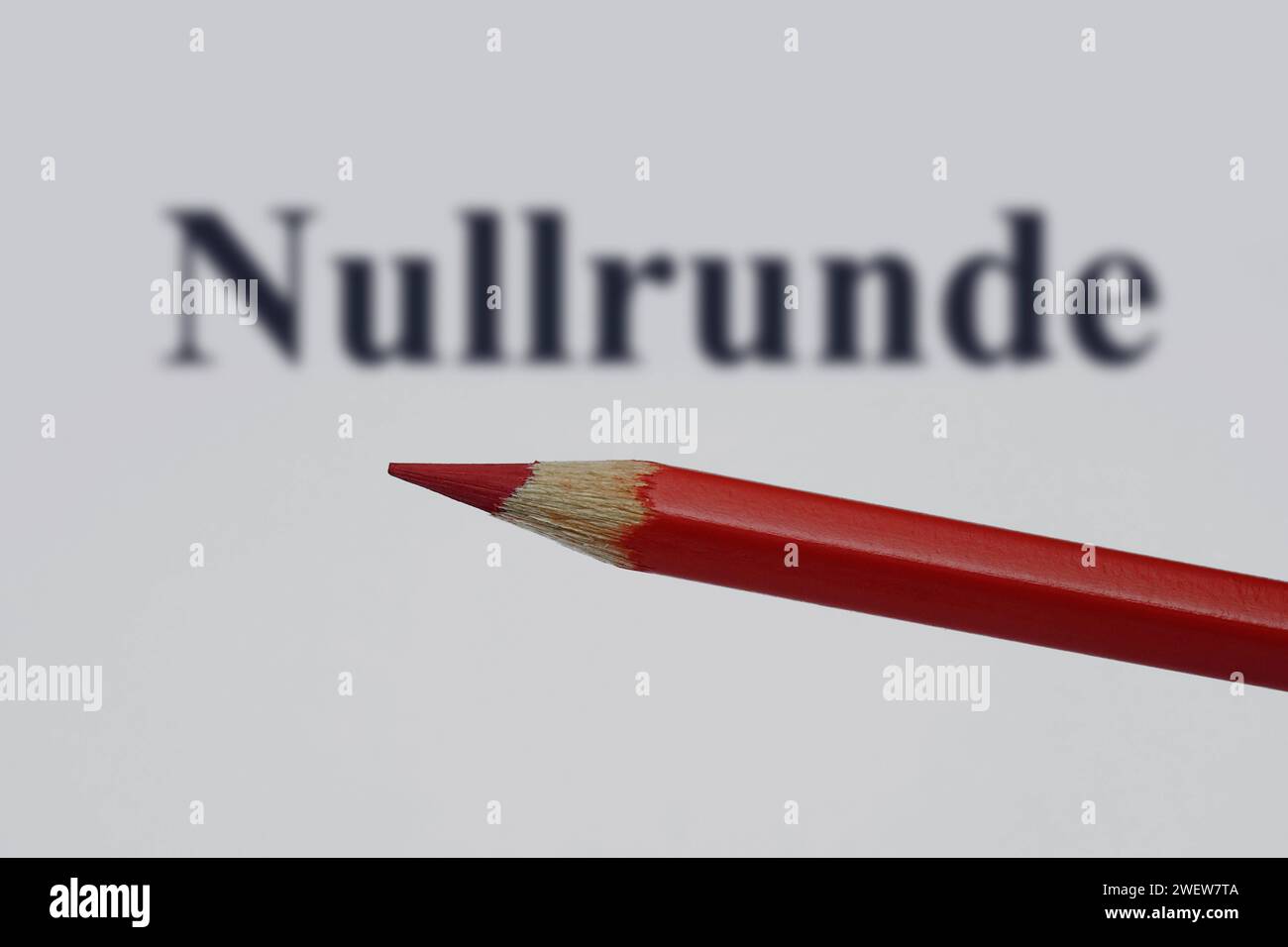 Rotstift und Nullrunde Rotstift und Nullrunde, 27.01.2024, Borkwalde, Brandenburg, Hinter einem Rotstift befindet sich der Schriftzug Nullrunde. *** Matita rossa e zero rotondo matita rossa e zero rotondo, 27 01 2024, Borkwalde, Brandeburgo, dietro una matita rossa c'è la scritta zero rotondo Foto Stock