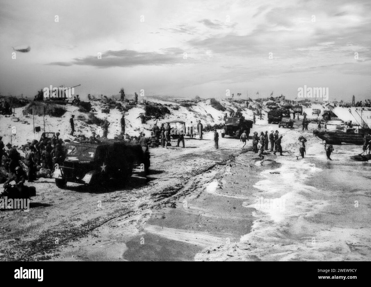 Le truppe olandesi della Brigata Princess Irene sbarcano sulle spiagge della Normandia, Francia il giorno del D-Day, 6 giugno 1944 durante la seconda guerra mondiale Foto Stock