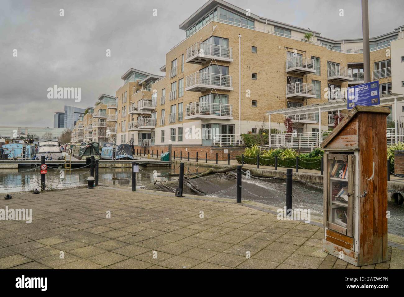 Londra, Regno Unito. Prenota l'armadietto di scambio vicino al fiume Brent a Brentford, West London. Cristina Massei/Alamy Foto Stock