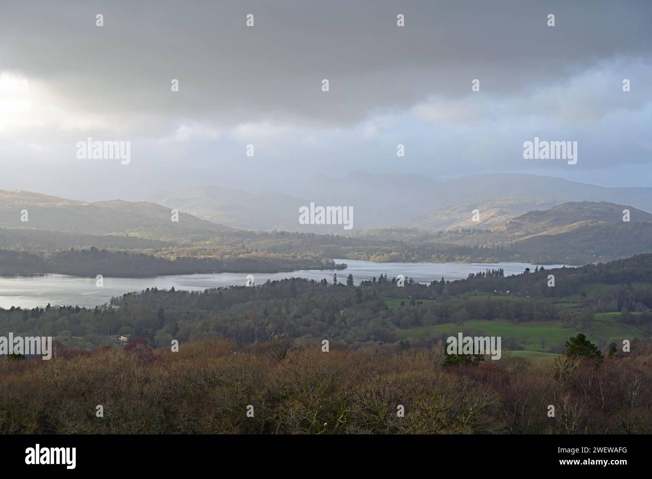 Lago Windemere visto dalla collina di Orrest Head in inverno, lago Windemere, Cumbria, Foto Stock