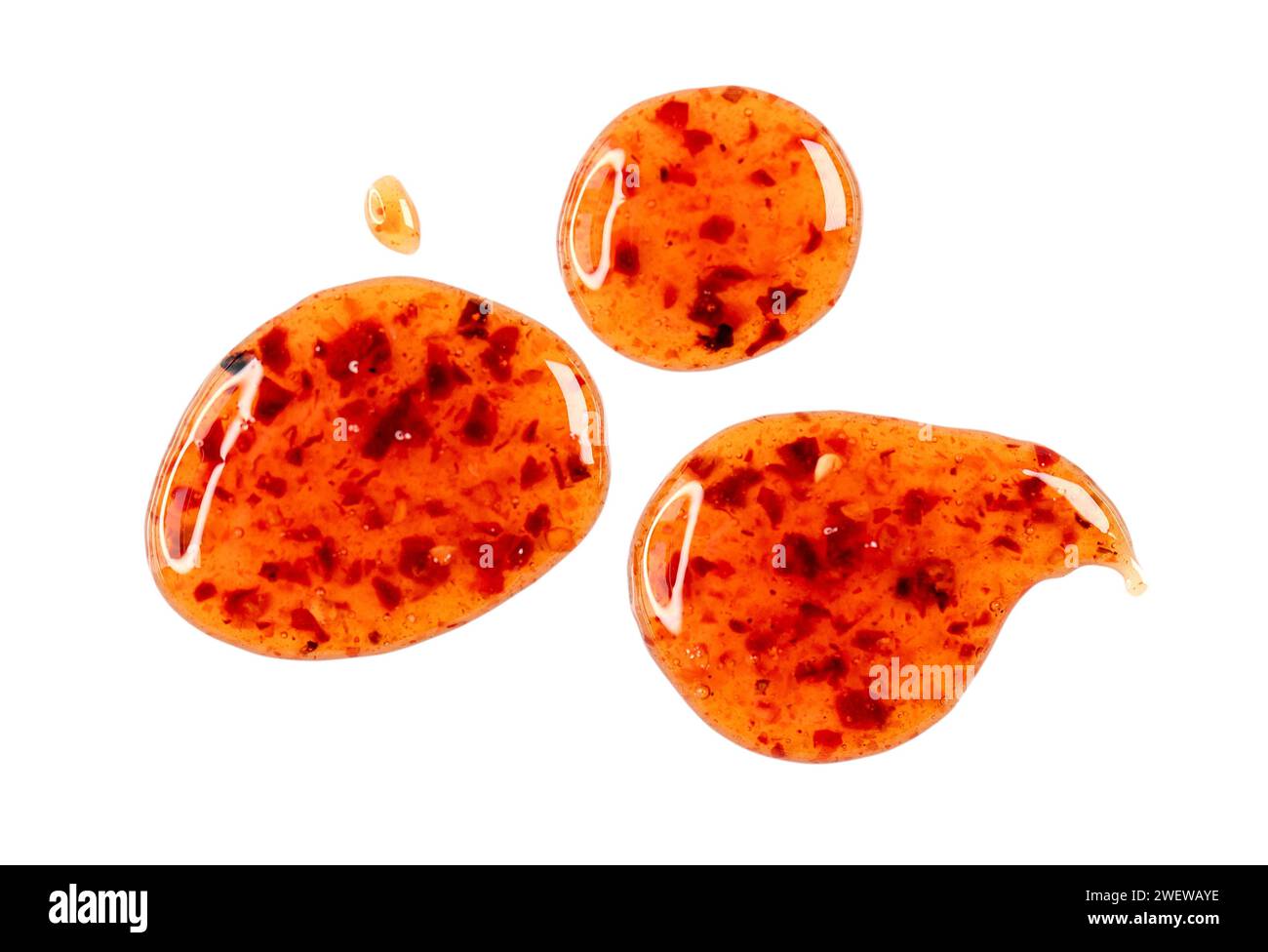 Gocce di salsa al peperoncino dolce e aspro isolate sul bianco, percorso di ritaglio, vista dall'alto Foto Stock