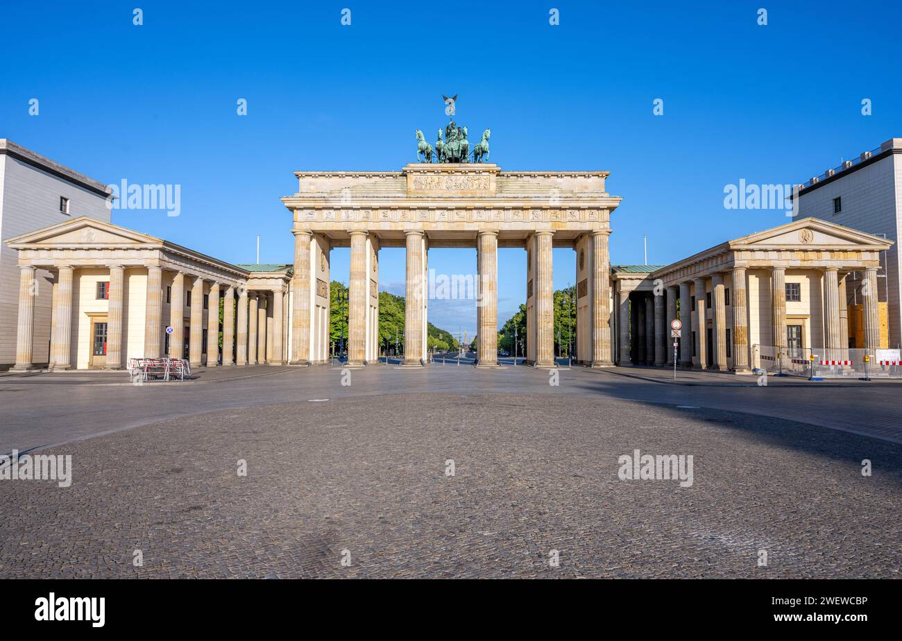 Panorama della famosa porta di Brandeburgo a Berlino senza persone Foto Stock