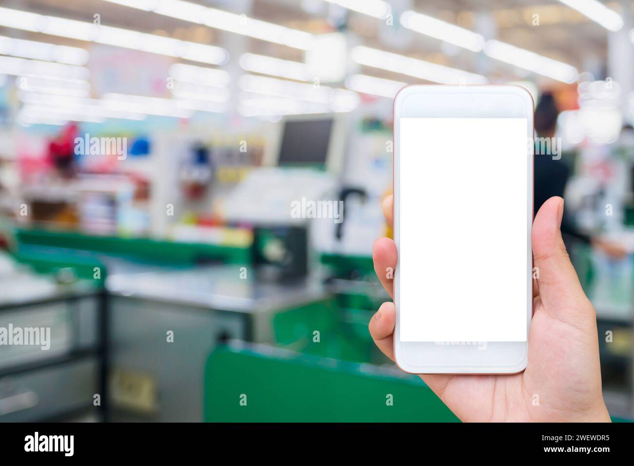 cassa cassa supermercato con smartphone portatile Foto Stock