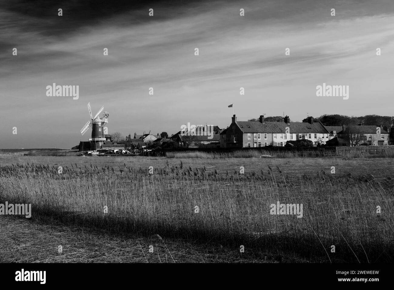 Vista su Cley Windmill, Cley-Next-the-Sea Village, North Norfolk Coast, Inghilterra Foto Stock