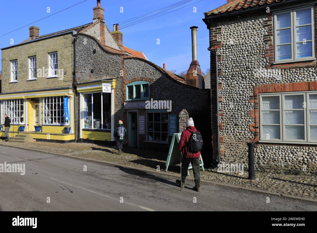 Vista sulla strada a Cley-Next-the-Sea Village, North Norfolk Coast, Inghilterra Foto Stock