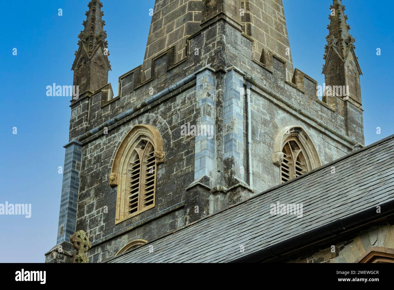 Dettagli che guardano dal cimitero fino alla guglia della storica chiesa di San Michele e All Angels, recentemente rinnovata, Great Torrington Foto Stock