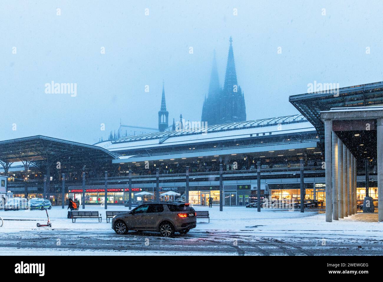 La piazza Breslauer alla stazione centrale, sullo sfondo la cattedrale, la neve, l'inverno, Colonia, Germania. 17 gennaio. 2024 der Breslauer Platz am Hau Foto Stock