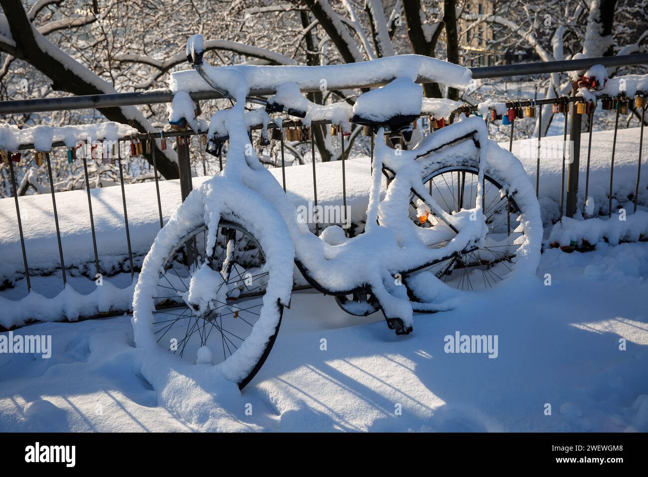 Bicicletta innevata nella parte vecchia, neve, inverno, Colonia, Germania. 18 gennaio. 2024 schneebedecktes Fahrrad in der Altstadt, Schnee, Winter, Koel Foto Stock