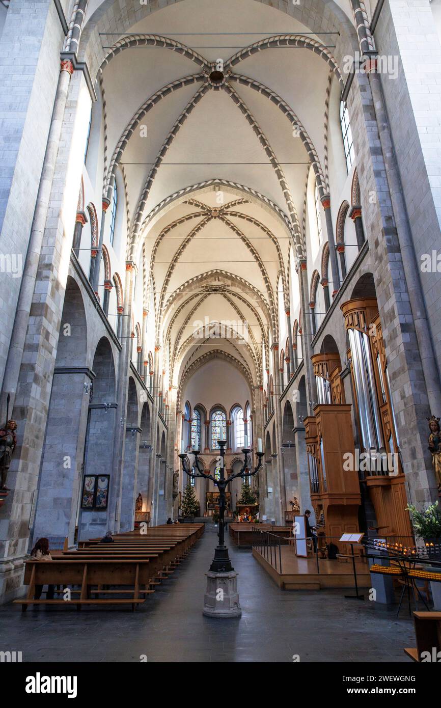 La chiesa romanica di San Kunibert, nella parte settentrionale del centro storico della città, Colonia, Germania. Die romanische Kirche St. Kunibert in der Altst Foto Stock