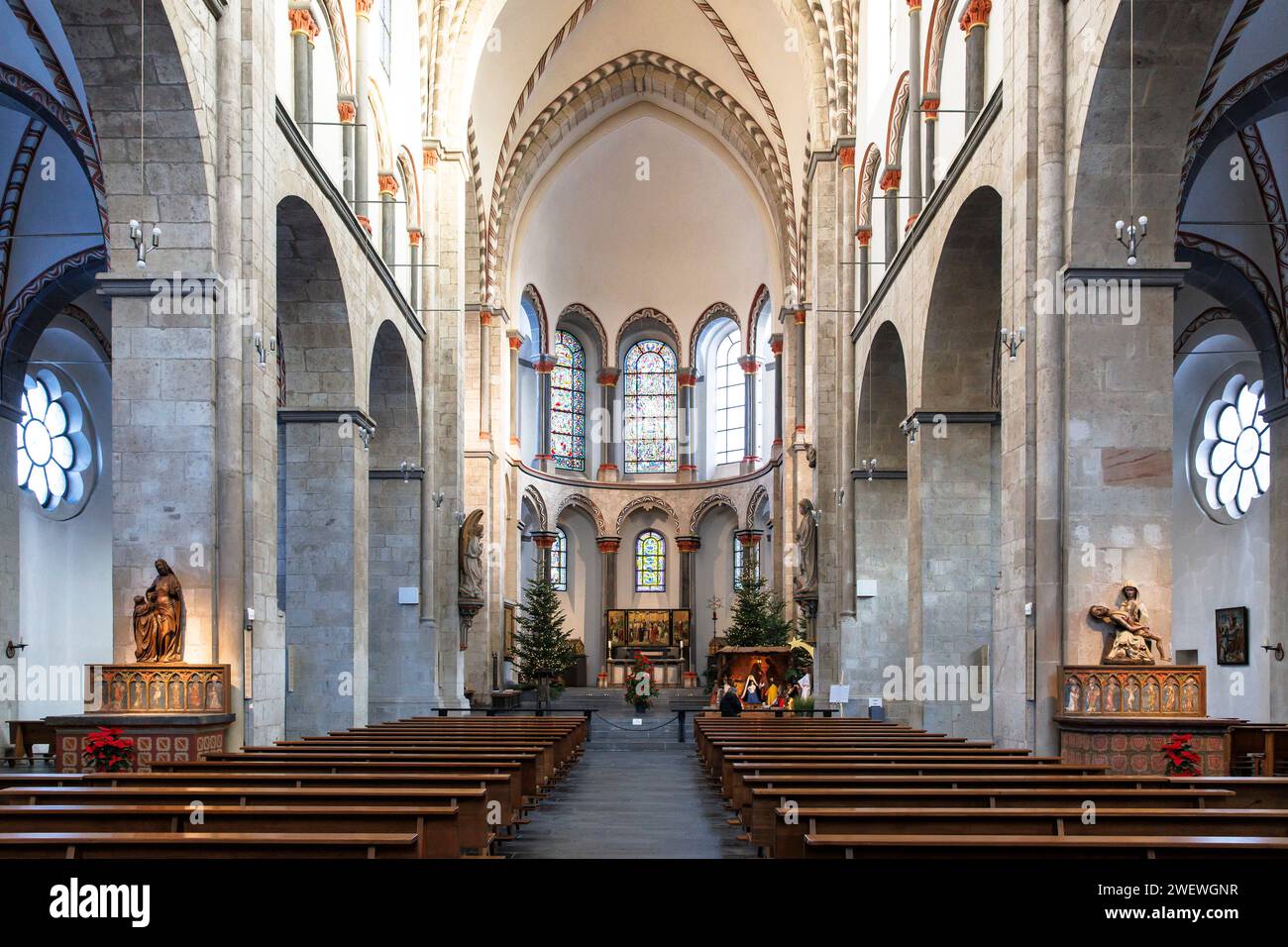 La chiesa romanica di San Kunibert, nella parte settentrionale del centro storico della città, Colonia, Germania. Die romanische Kirche St. Kunibert in der Altst Foto Stock