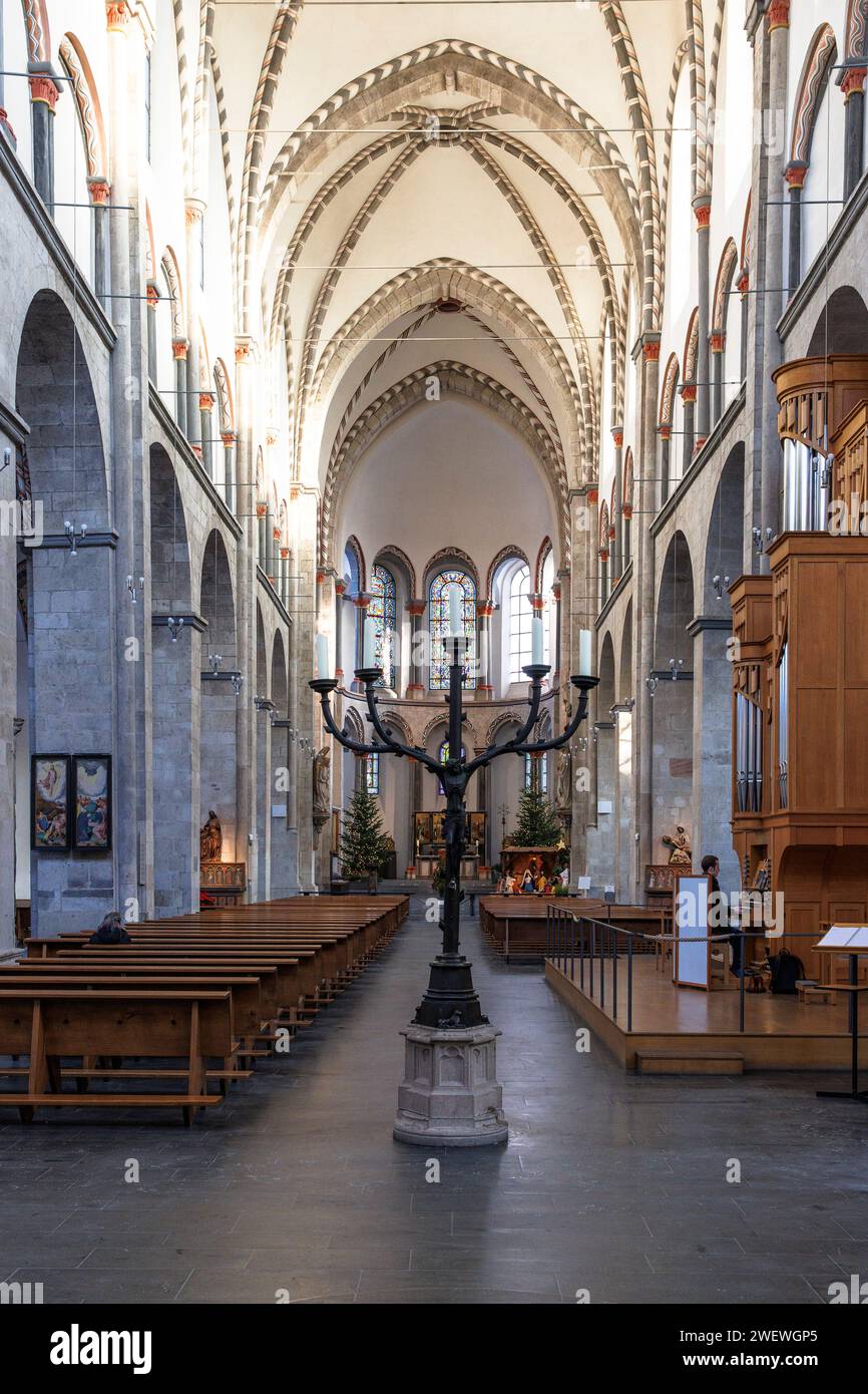 La chiesa romanica di San Kunibert, nella parte settentrionale del centro storico della città, Colonia, Germania. Die romanische Kirche St. Kunibert in der Altst Foto Stock