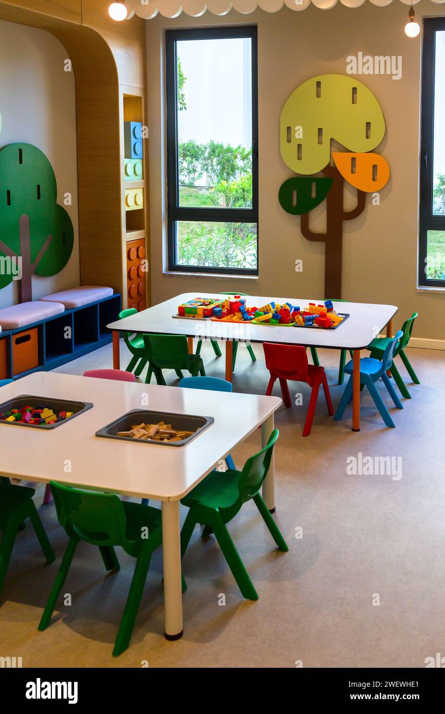 Camera per bambini con mobili e giochi da tavolo. Foto Stock