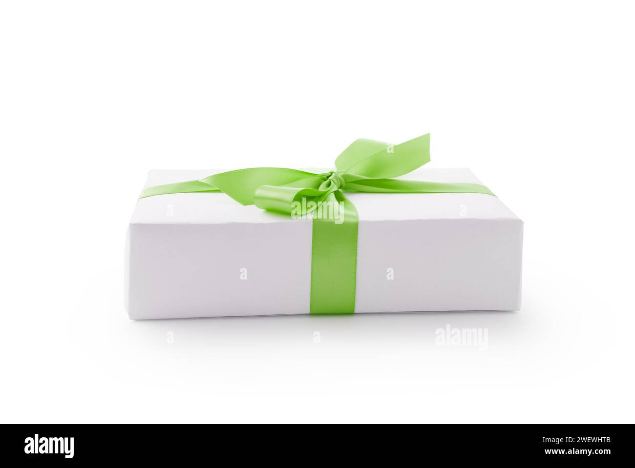 Confezione regalo bianca con fiocco a nastro verde isolato su sfondo bianco, oggetto festivo Foto Stock