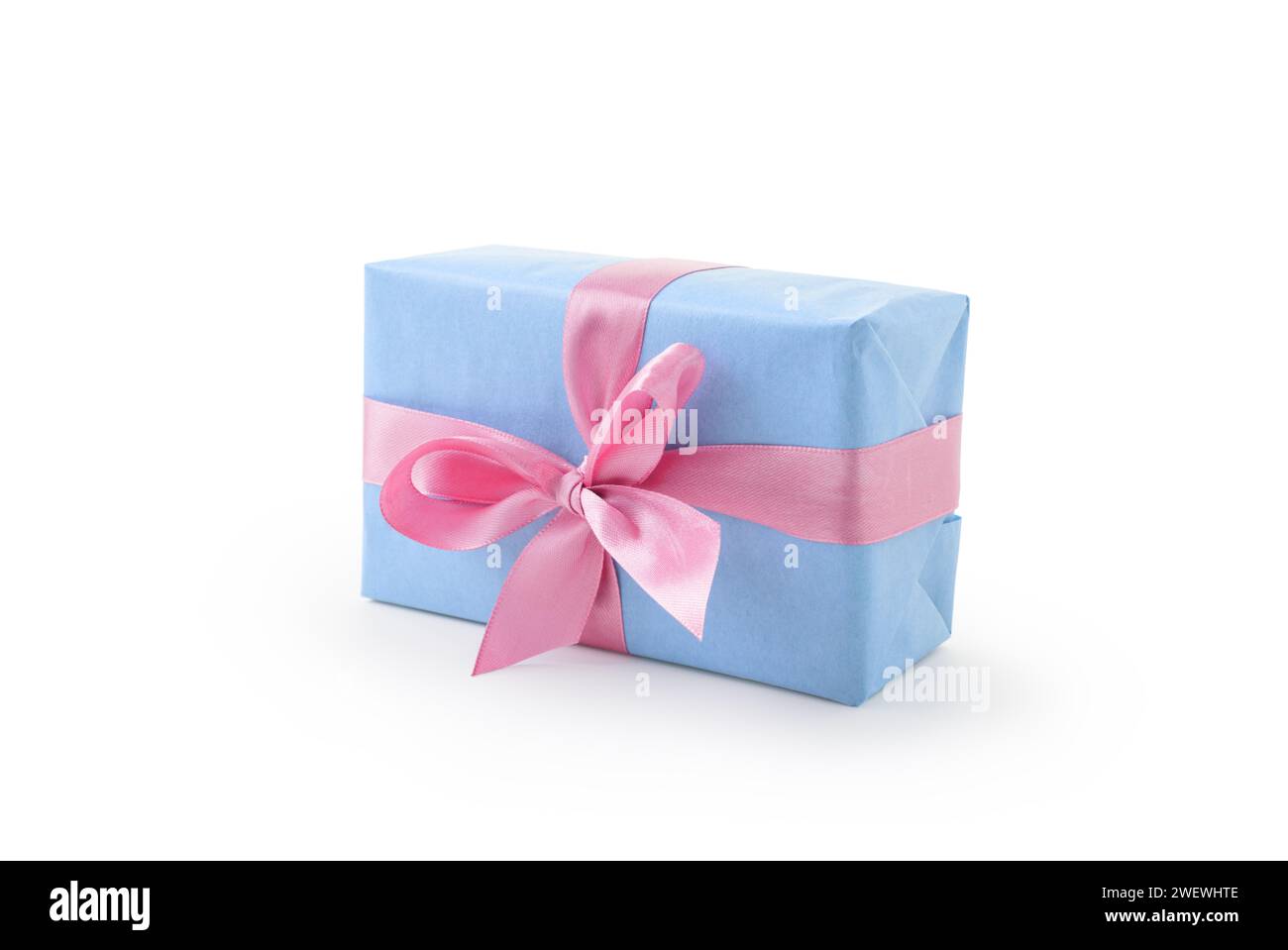 Scatola di carta blu con arco a nastro rosa isolata su sfondo bianco, elemento Foto Stock