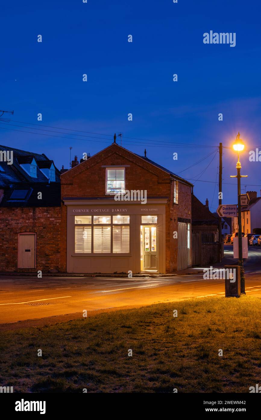 Panetteria del villaggio di Kineton all'alba. Kineton, Warwickshire, Inghilterra Foto Stock