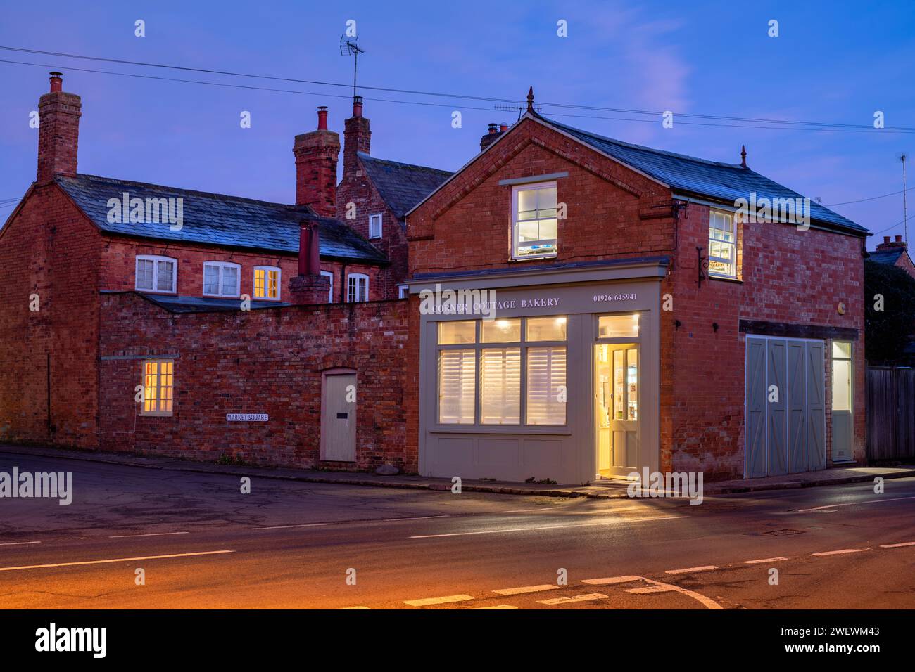 Panetteria del villaggio di Kineton all'alba. Kineton, Warwickshire, Inghilterra Foto Stock