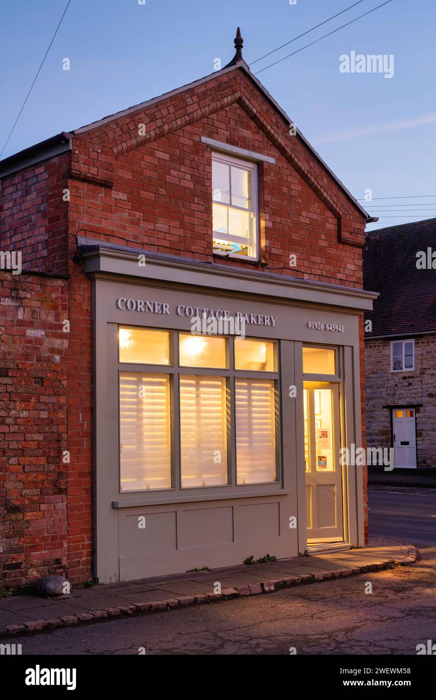 Panetteria del villaggio di Kineton all'alba. Kineton, Warwickshire, Inghilterra Foto Stock