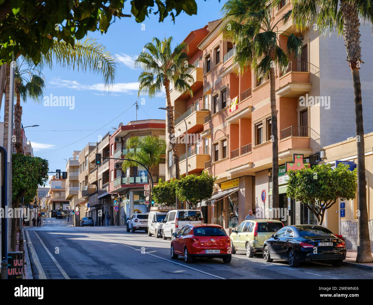 Carrer del 19 Abril, la strada principale che attraversa San Miguel de Salinas, Alicante, Spagna Foto Stock