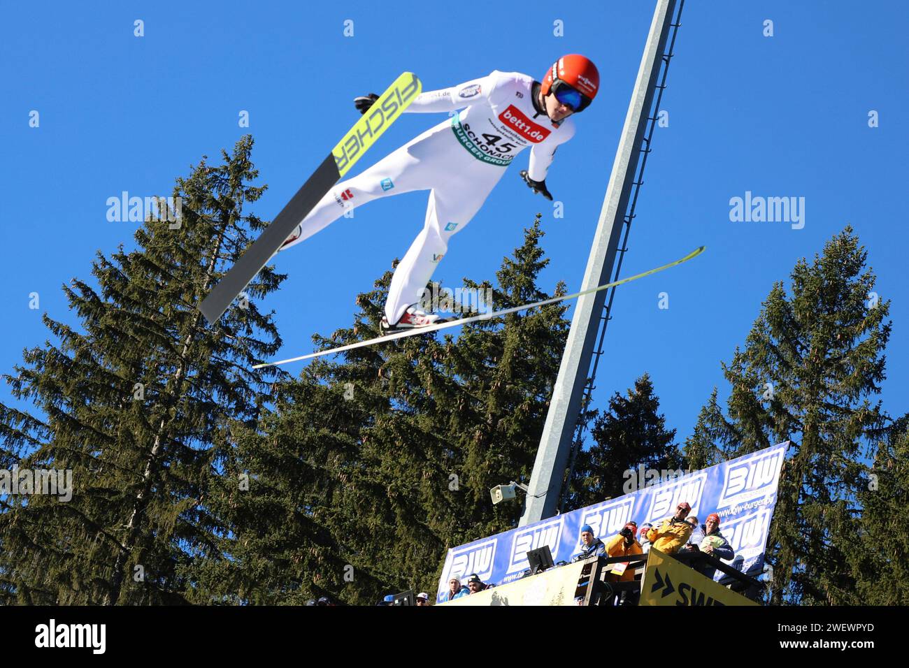 Schonach, Deutschland. 27 gennaio 2024. Julian Schmid (SC Oberstdorf) beim sprung über den Trainerturm beim FIS Weltcup Nordische Kombination Schonach 2024 credito: dpa/Alamy Live News Foto Stock