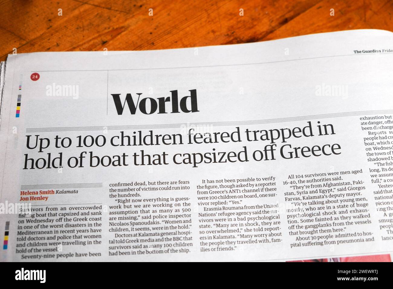 "Fino a 100 bambini temevano intrappolati in stiva di una barca che si è capovolta al largo della Grecia" articolo del quotidiano Guardian sui migranti 16 giugno 2023 Londra Regno Unito Foto Stock