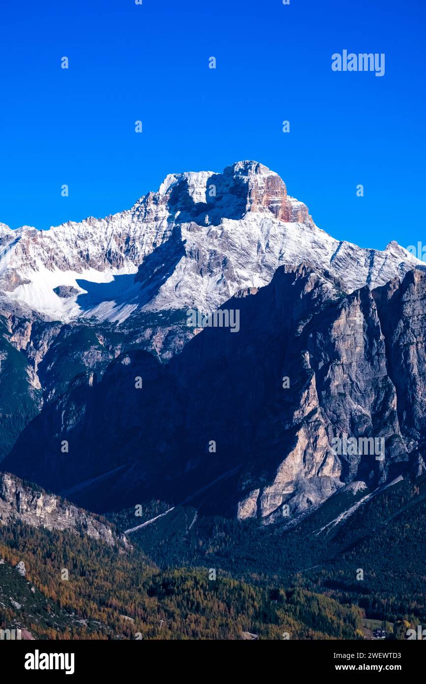 Scogliere e sommità della formazione rocciosa Croda Rossa d'Ampezzo, ricoperta di neve fresca in autunno. Foto Stock