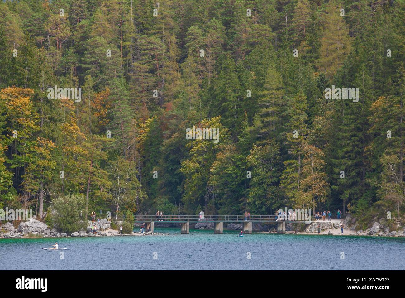 Ponte pedonale tra Unterssee e il lago Eibsee, Grainau, Werdenfelser Land, alta Baviera, Baviera, Germania Foto Stock
