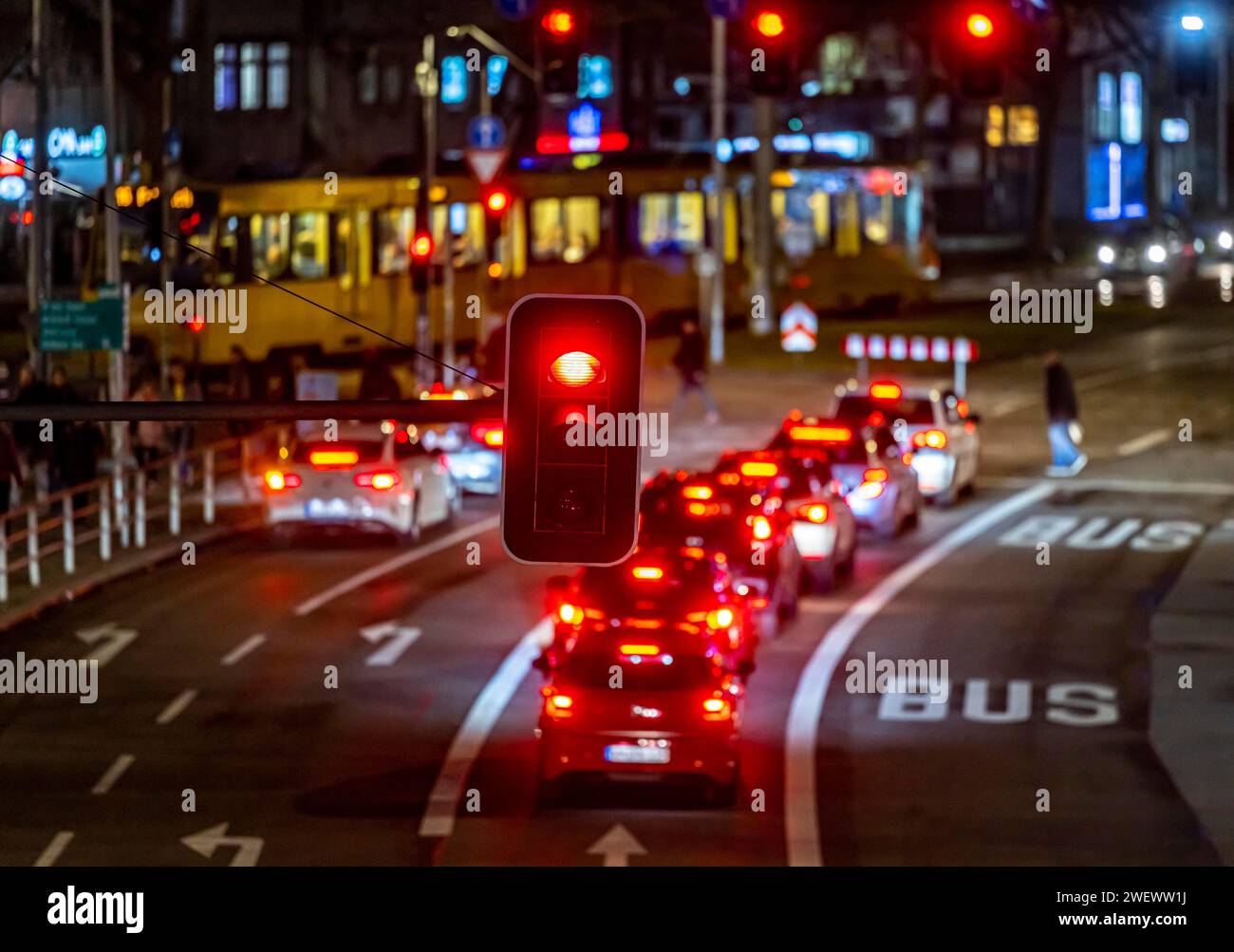 Semaforo rosso la sera, ingorgo al semaforo, traffico nel centro città a Bad Cannstatt, Stoccarda, Baden-Wuerttemberg, Germania Foto Stock