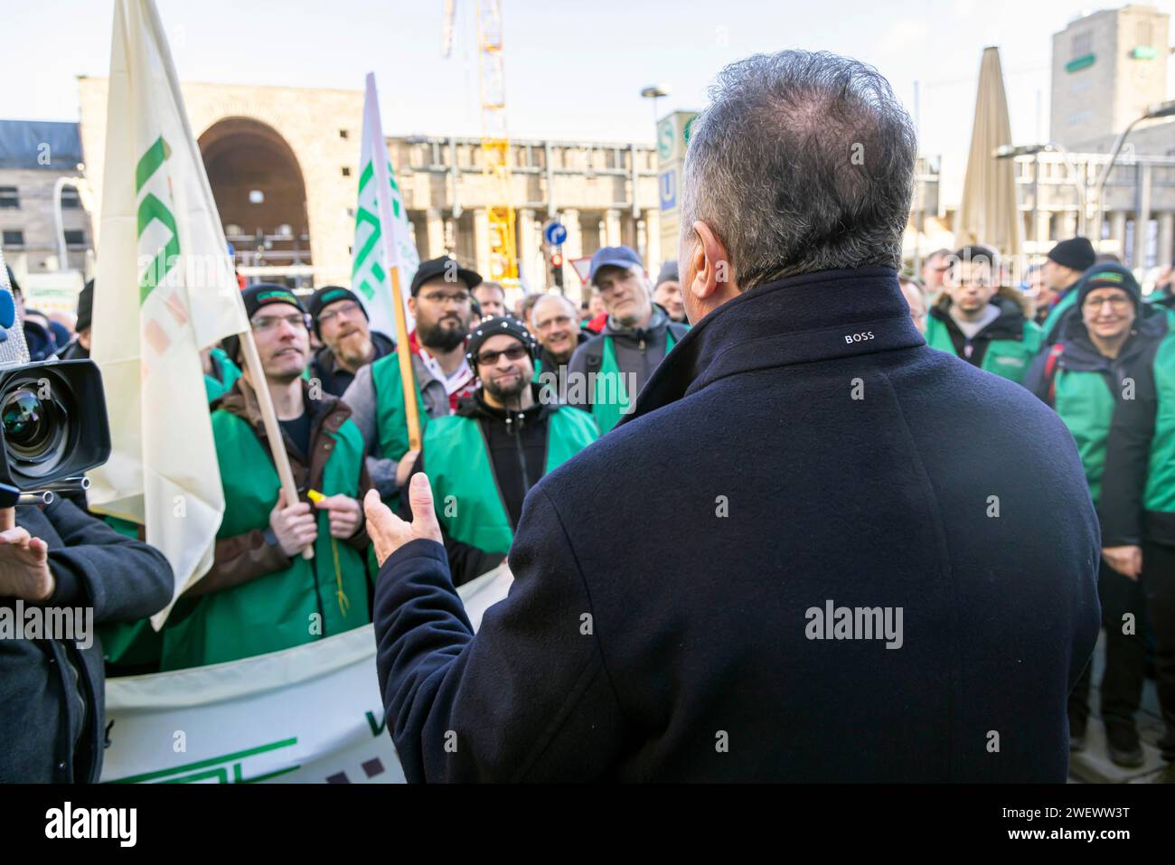 Claus Weselsky, presidente federale dell'Unione dei macchinisti tedeschi, GDL, parla con i macchinisti scioperanti, manifesta durante lo sciopero del treno Foto Stock