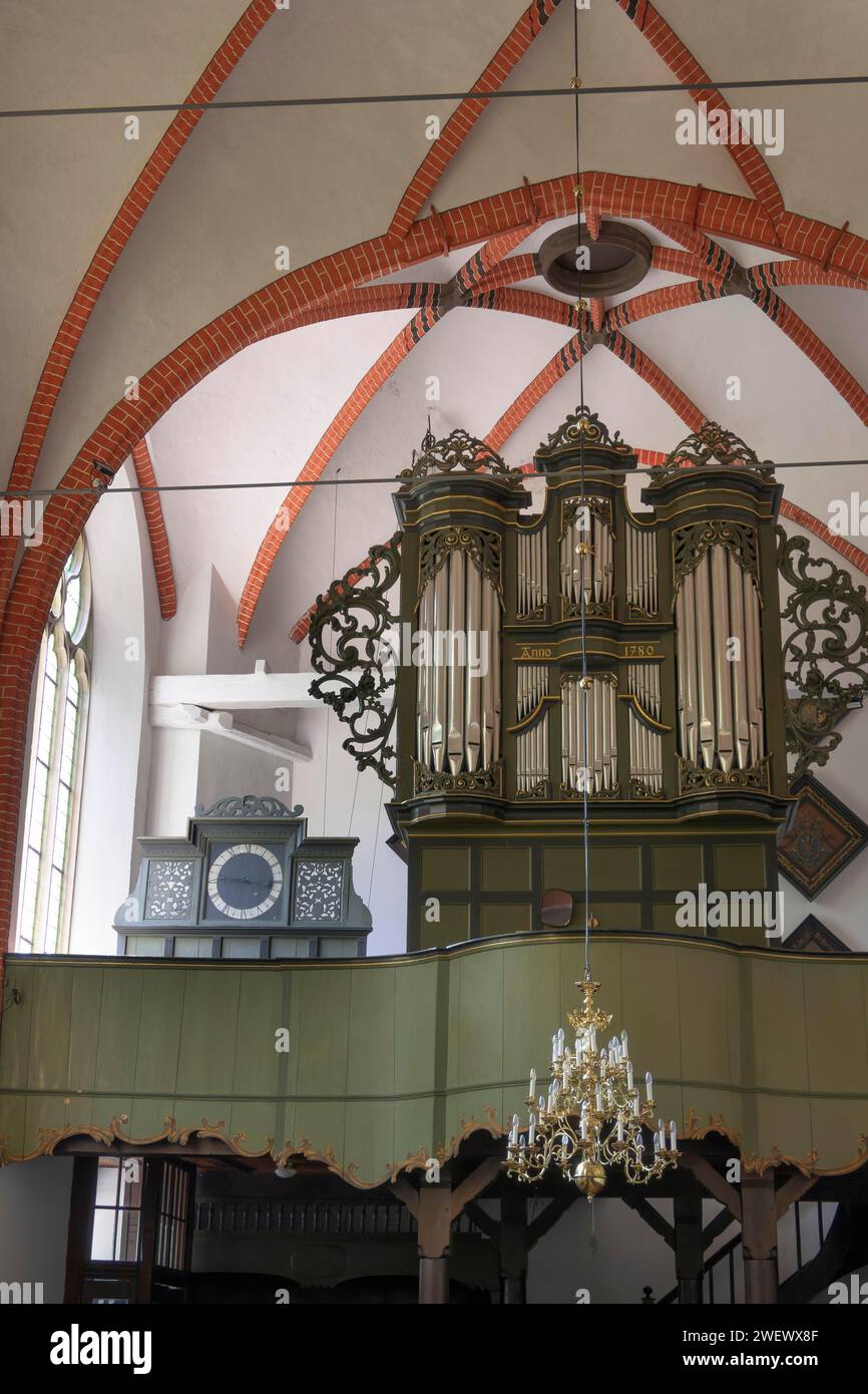 Organo della Chiesa riformata protestante a Krummhoern-Hinte, Germania Foto Stock