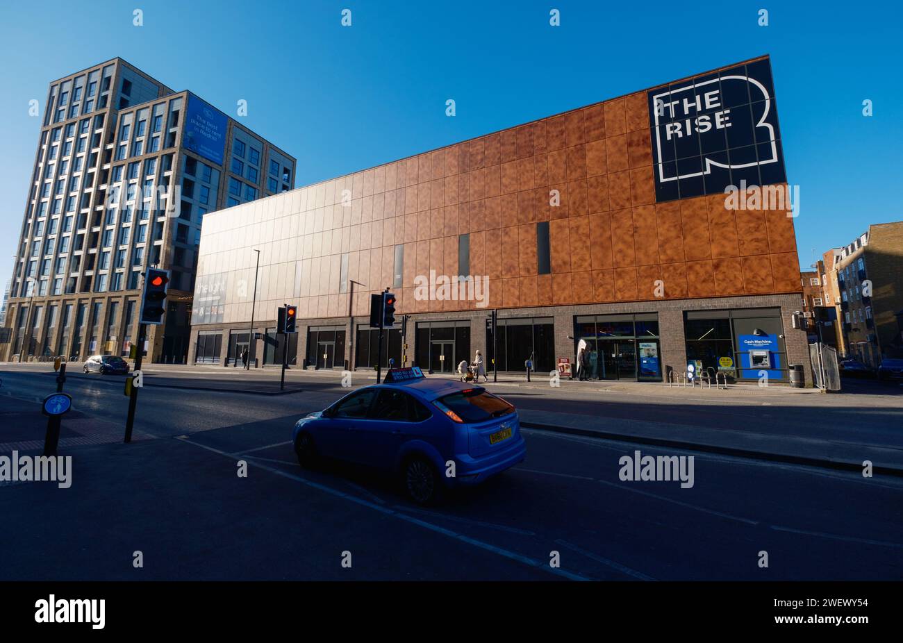 L'innalzamento di Redhill vista generale con cielo blu e sole basso che riflettono l'edificio che dona un forte contrasto e un aspetto drammatico. Foto Stock