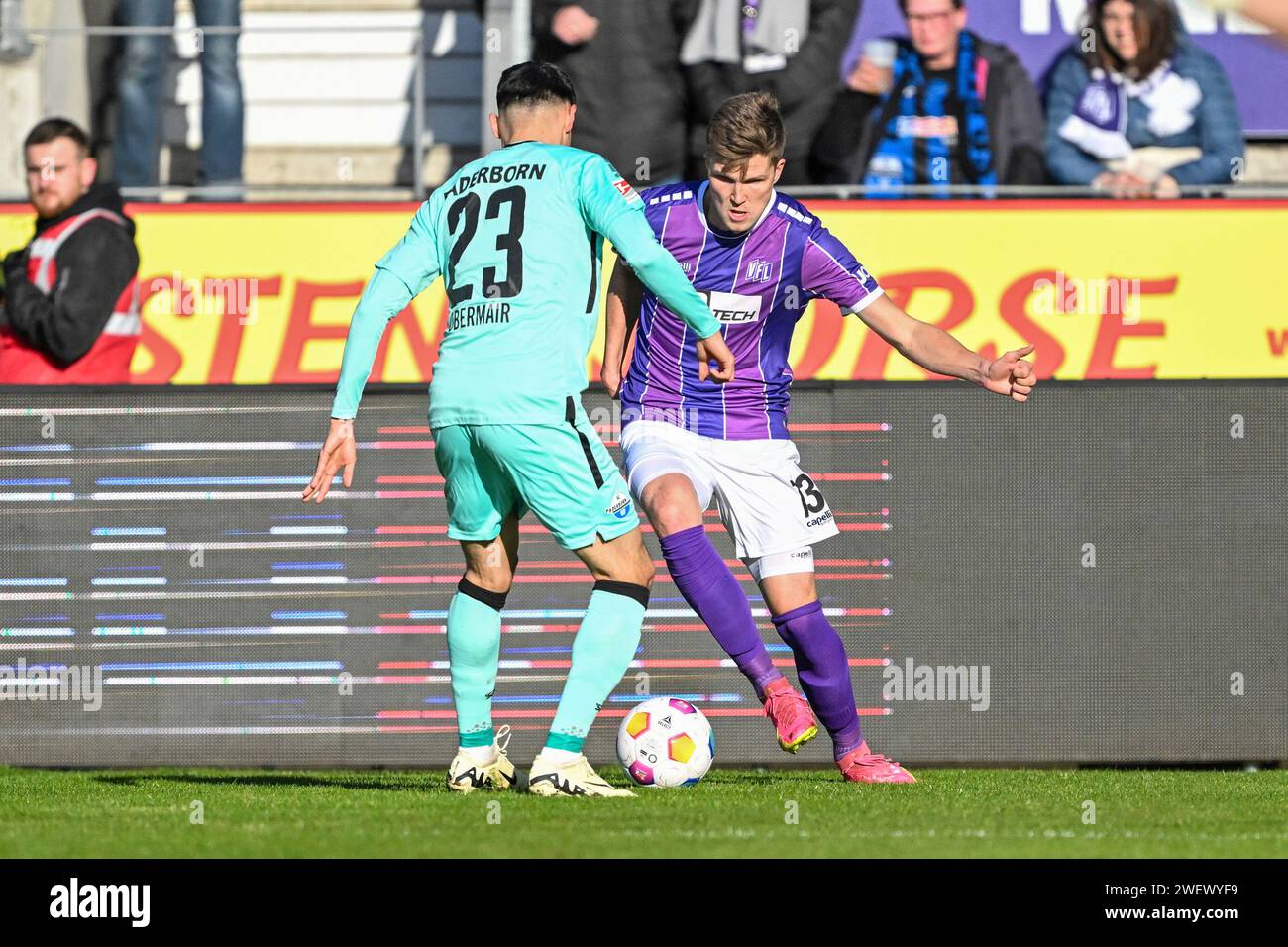 2) Bundesliga - VfL Osnabrück - SC Paderborn 07 am 27.01.2024 an der Bremer Brücke in Osnabrück Raphael Obermair (SC Paderborn) im Zweikampf gegen Lukas Kunze (Osnabrueck) foto: Osnapix Foto Stock