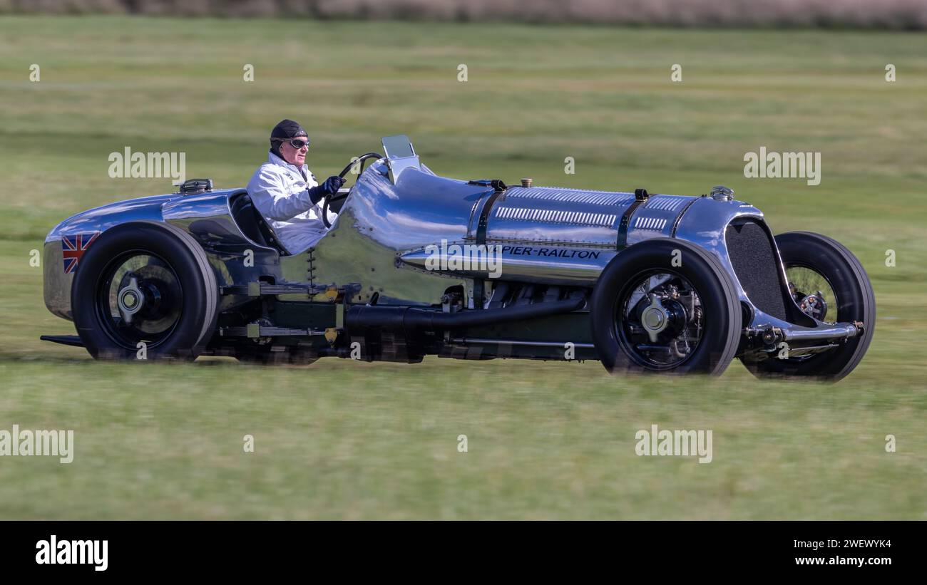 Old Warden, Regno Unito - 2 ottobre 2022: La Napier Railton del 1933 ha motorizzato un'auto da corsa d'epoca guidata a velocità sostenuta lungo una pista in erba Foto Stock